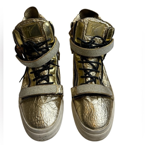 Athletic_Shoes